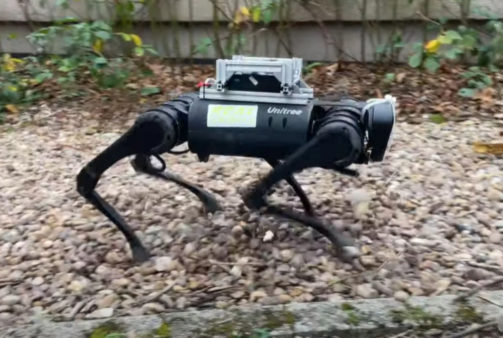 Robot adjusts gait like animals
